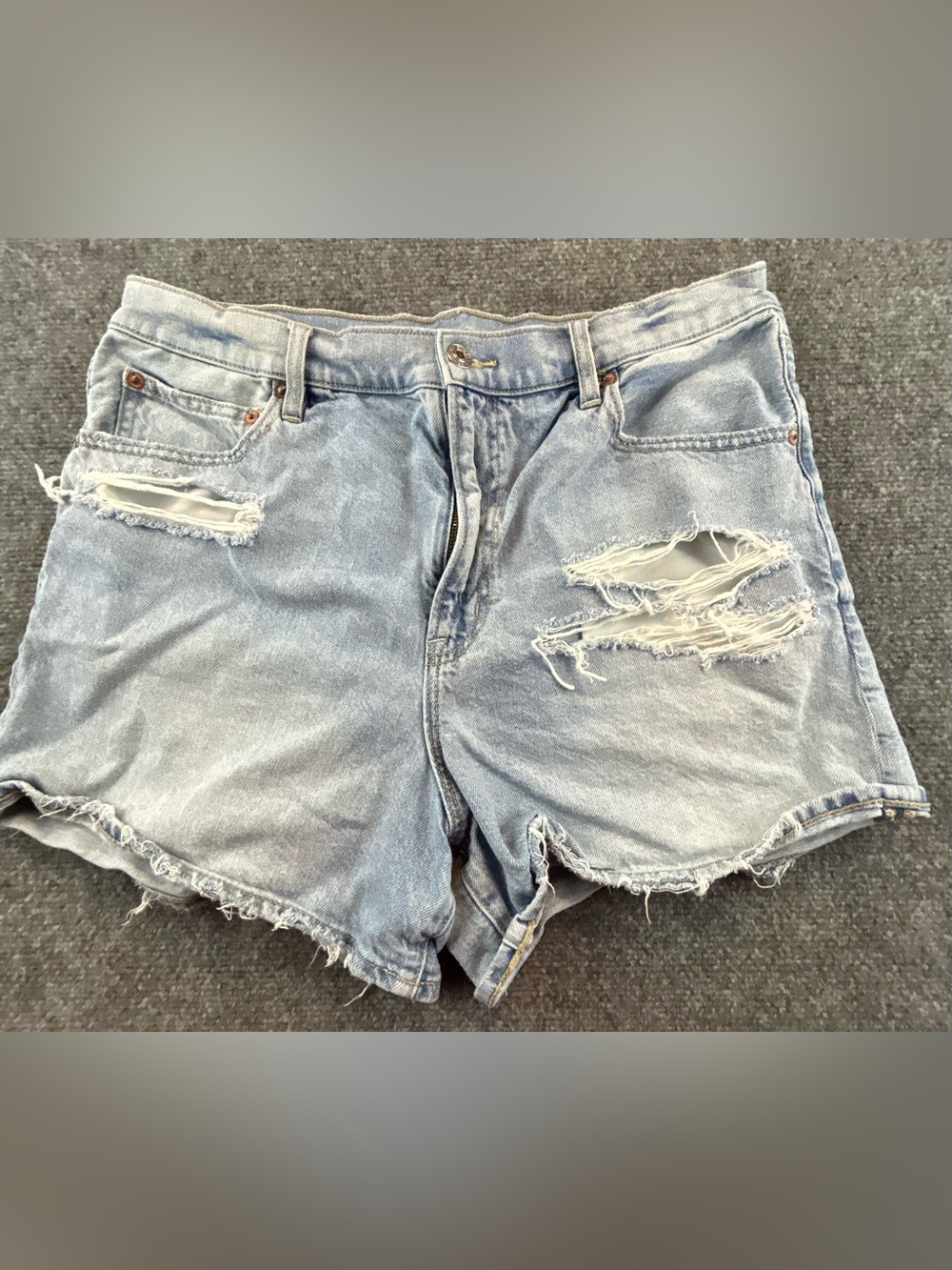 American Eagle Highest Rise 90s Boyfriend Short Light Wash Distressed Size 14
